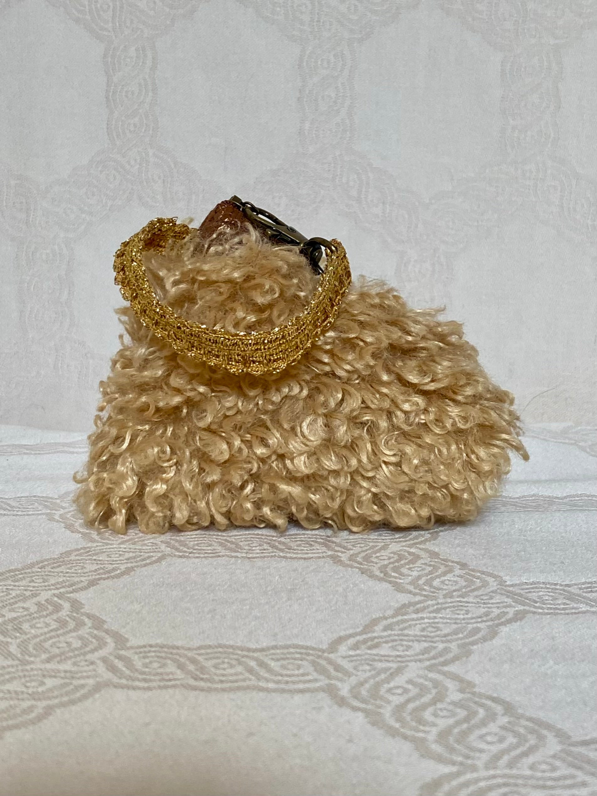 Berlingot Essentiel Bouclé Doré – Pochette Fait Main | MariParis