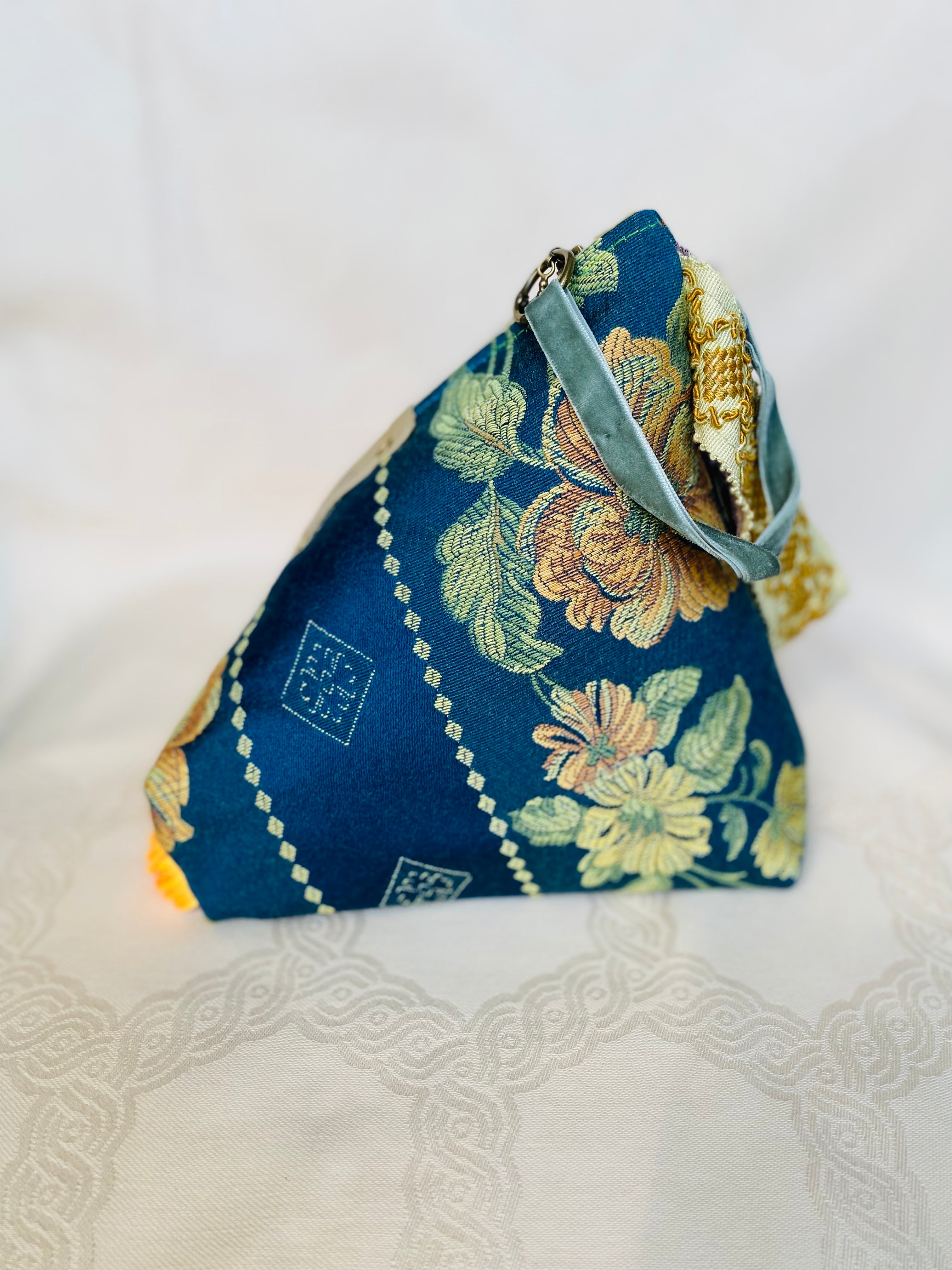 Sac Berlingot MariParis – Collection Marie-Antoinette
Pièce unique artisanale.
Fait main en France.