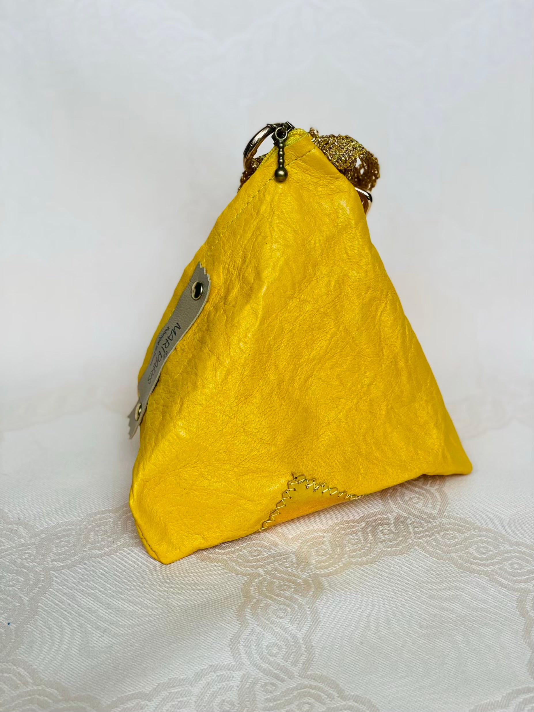 Pochette Berlingot Cuir Jaune Effet Froissé Galon Doré – Collection Les Essentiels MariParis