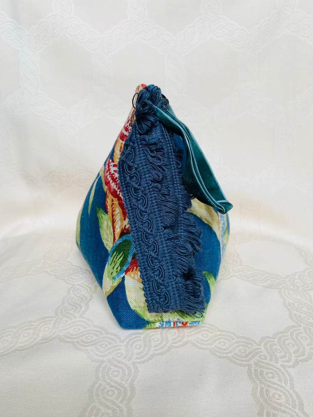 Sac Berlingot Tissu Bleu Floral Franges et Dragonne Velours – Collection Les Essentiels MariParis