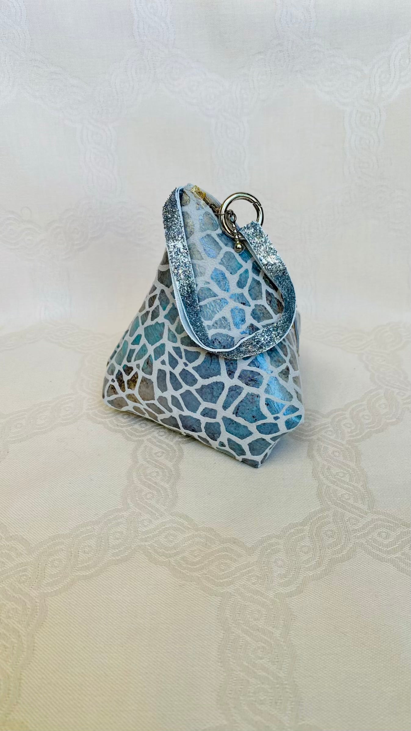Pochette Berlingot Cuir Mosaïque Bleu et Beige – Collection Les Essentiels MariParis