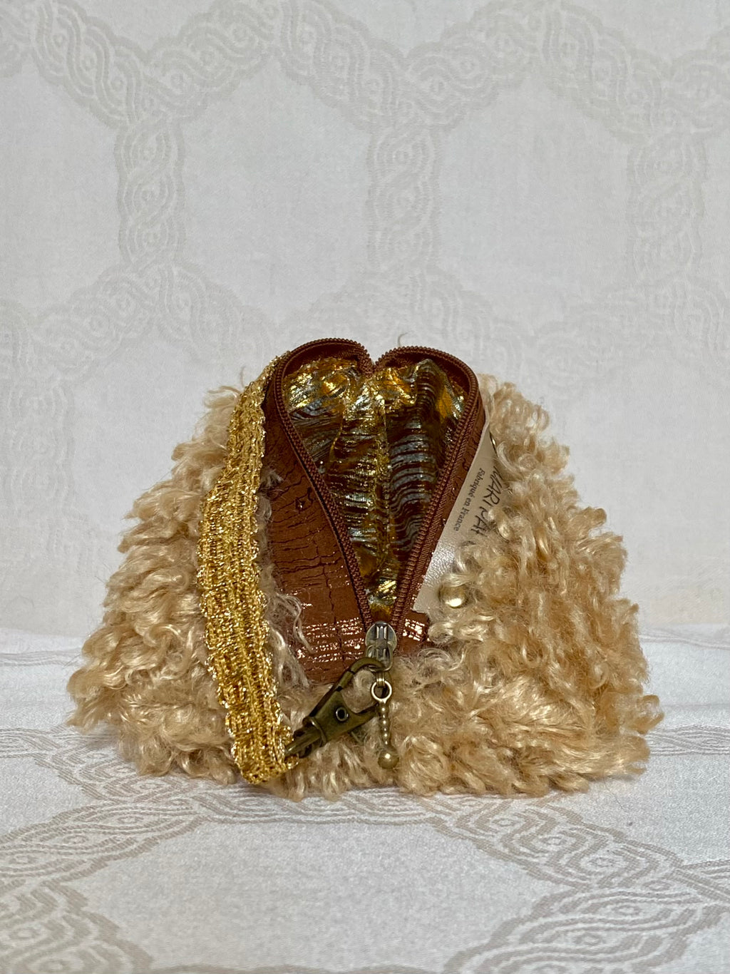 Berlingot Essentiel Bouclé Doré – Pochette Fait Main | MariParis