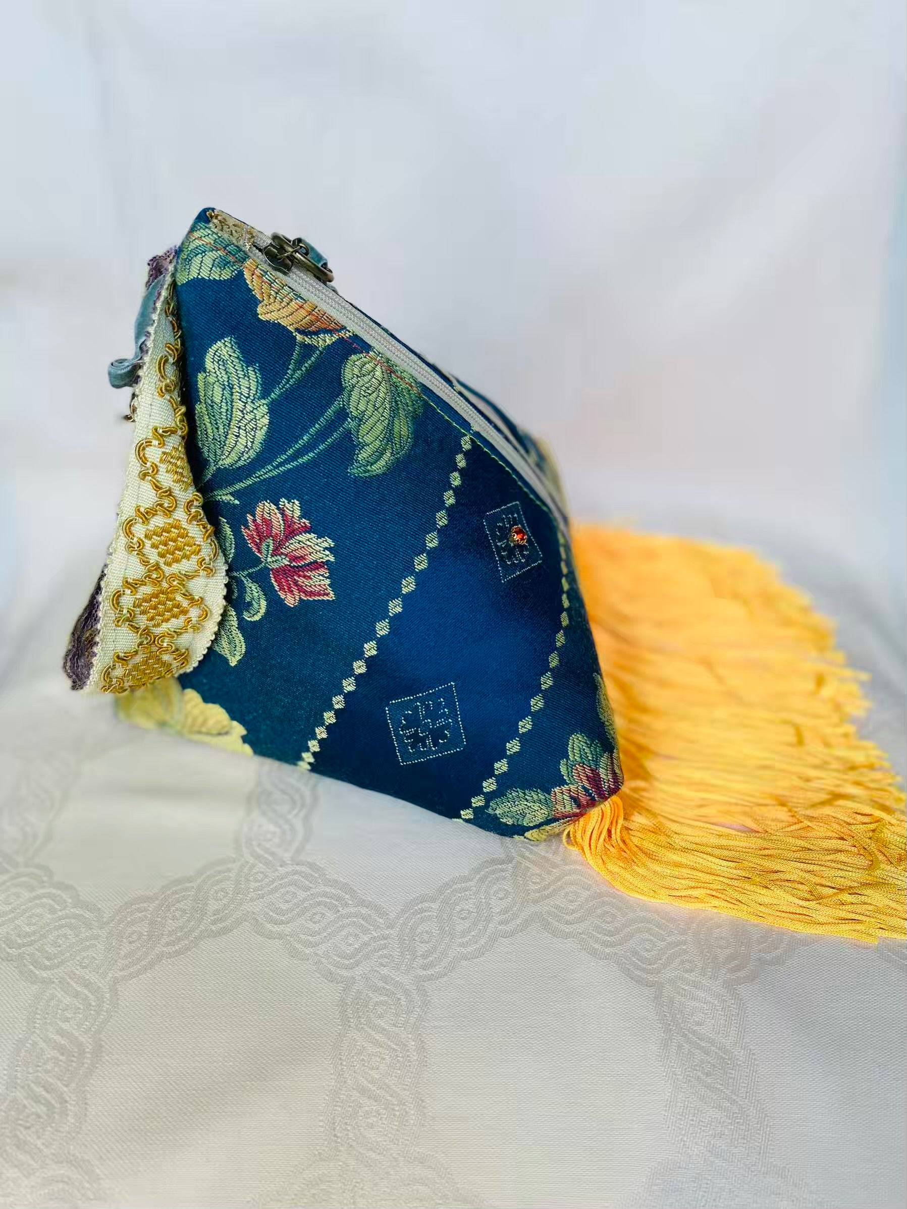 Sac Berlingot MariParis – Collection Marie-Antoinette
Pièce unique artisanale.
Fait main en France.