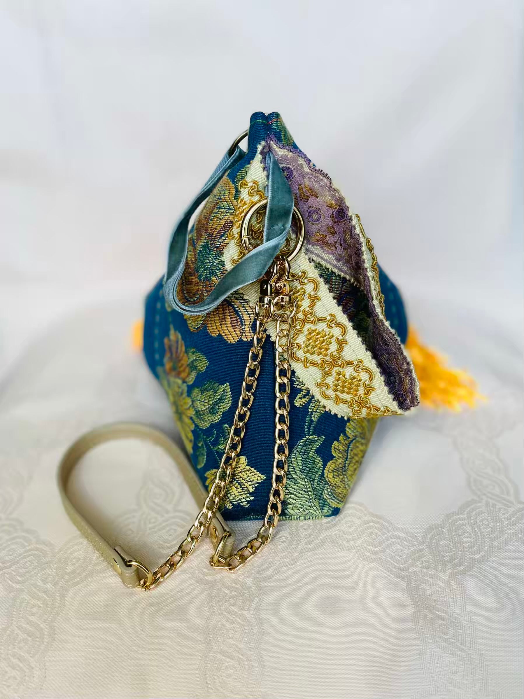 Sac Berlingot MariParis – Collection Marie-Antoinette
Pièce unique artisanale.
Fait main en France.