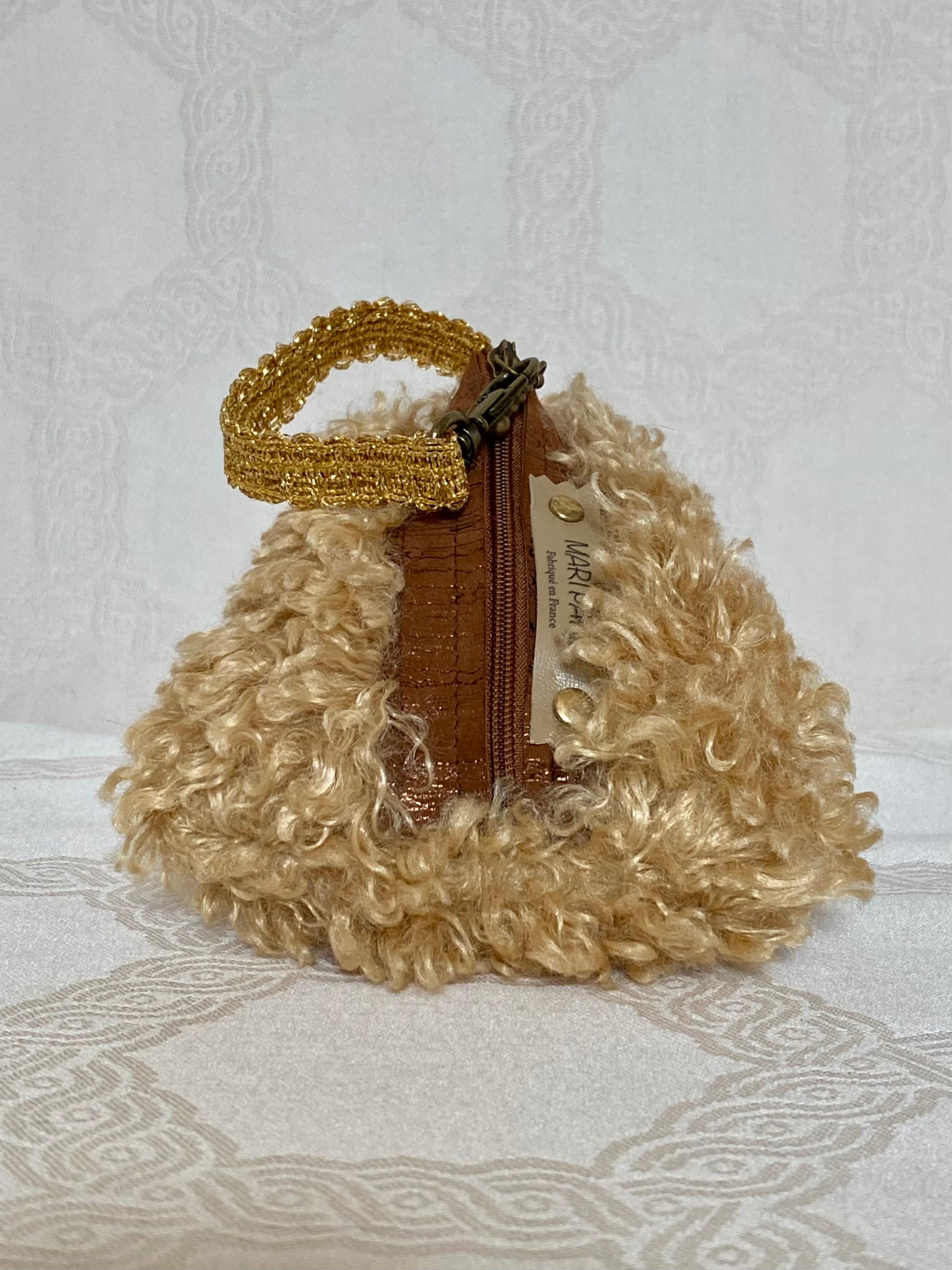 Berlingot Essentiel Bouclé Doré – Pochette Fait Main | MariParis