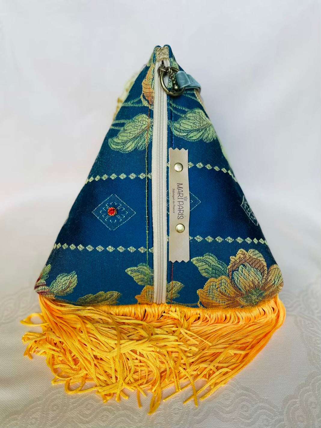 Sac Berlingot MariParis – Collection Marie-Antoinette
Pièce unique artisanale.
Fait main en France.