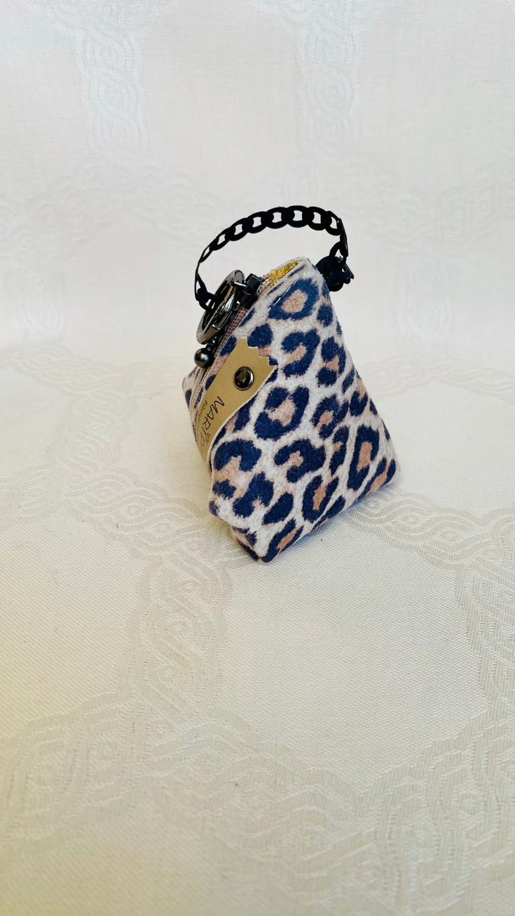 Pochette Berlingot Cuir Imprimé Léopard – Collection Les Essentiels MariParis