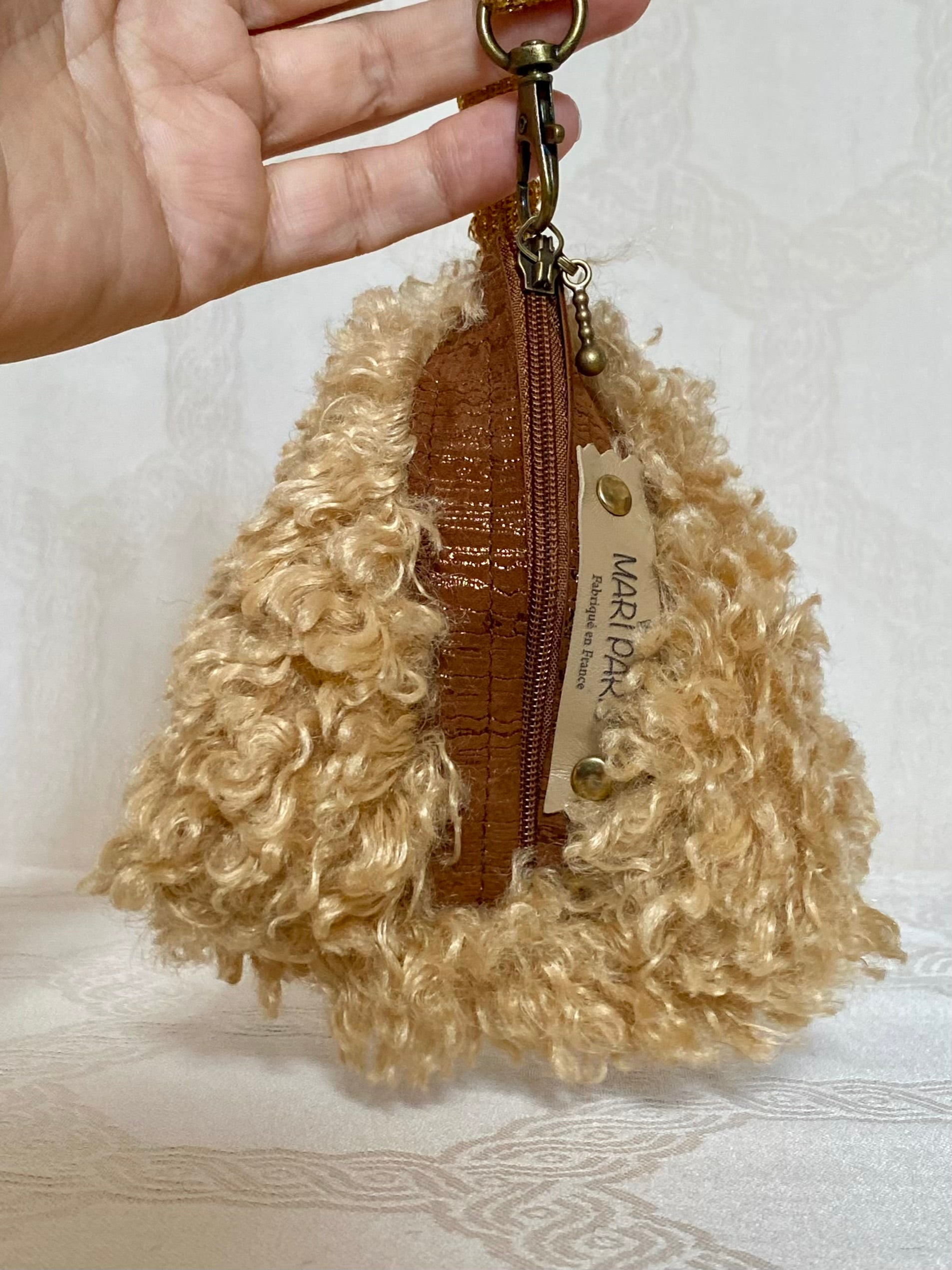Berlingot Essentiel Bouclé Doré – Pochette Fait Main | MariParis