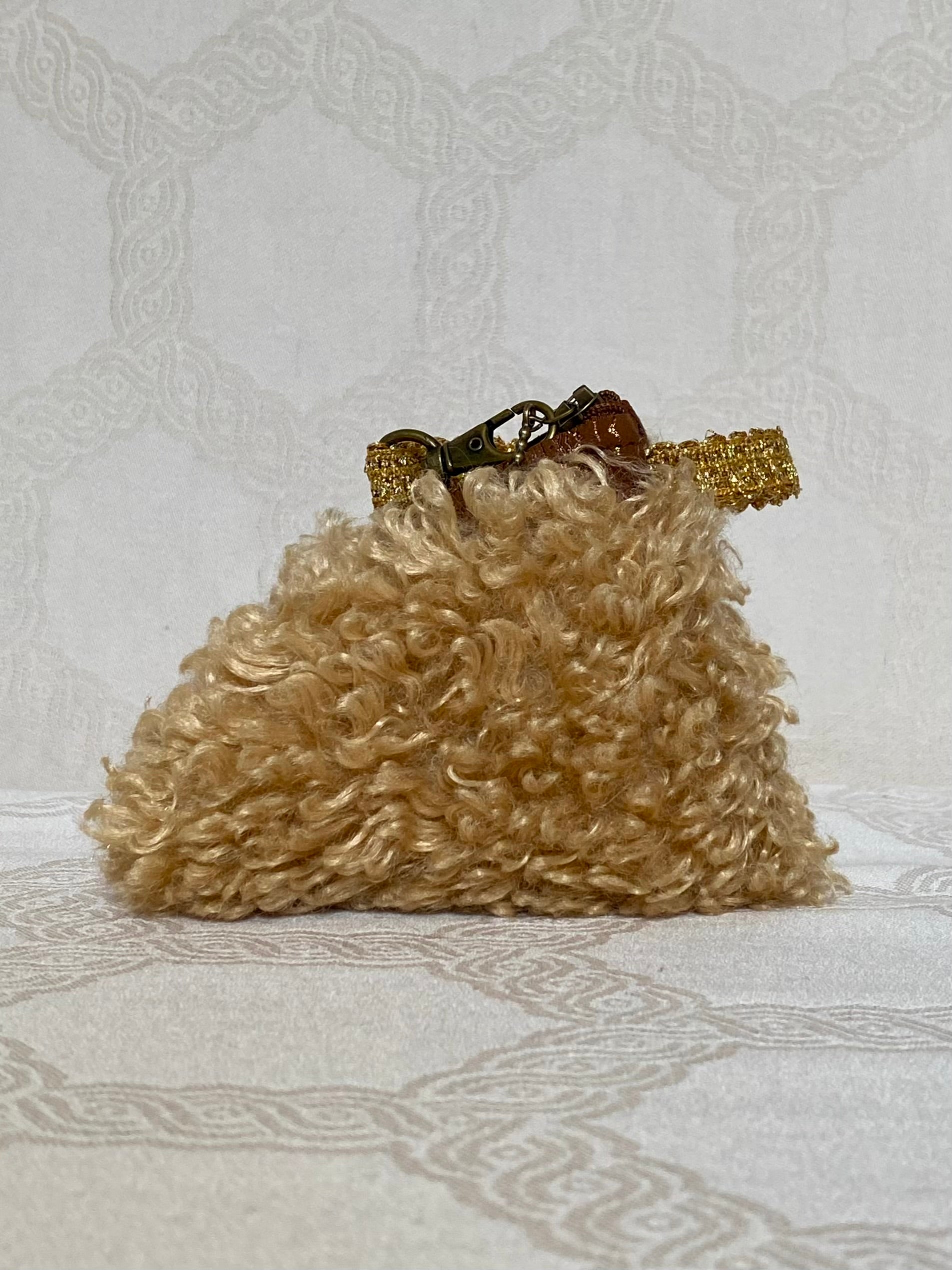 Berlingot Essentiel Bouclé Doré – Pochette Fait Main | MariParis