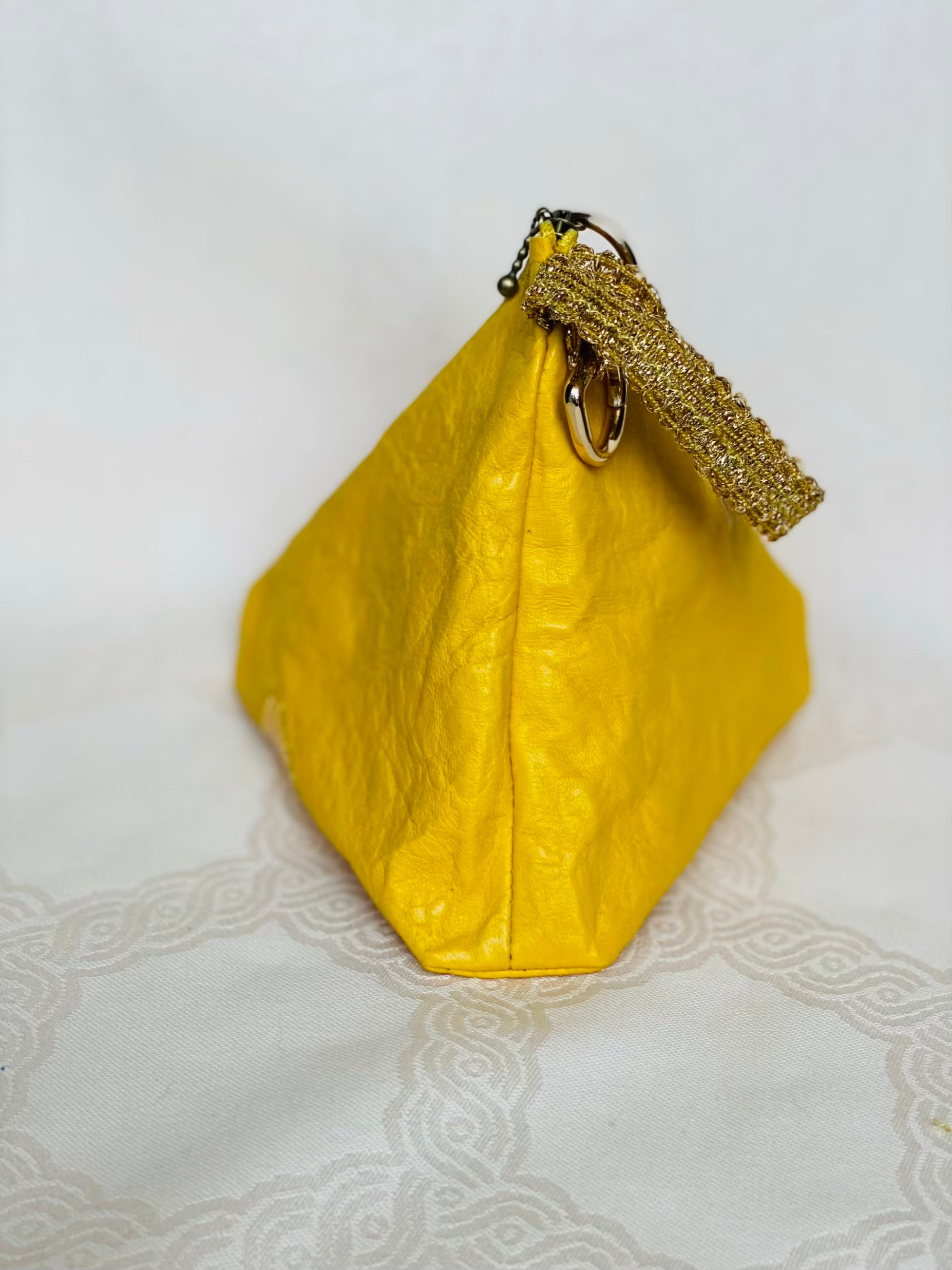 Pochette Berlingot Cuir Jaune Effet Froissé Galon Doré – Collection Les Essentiels MariParis