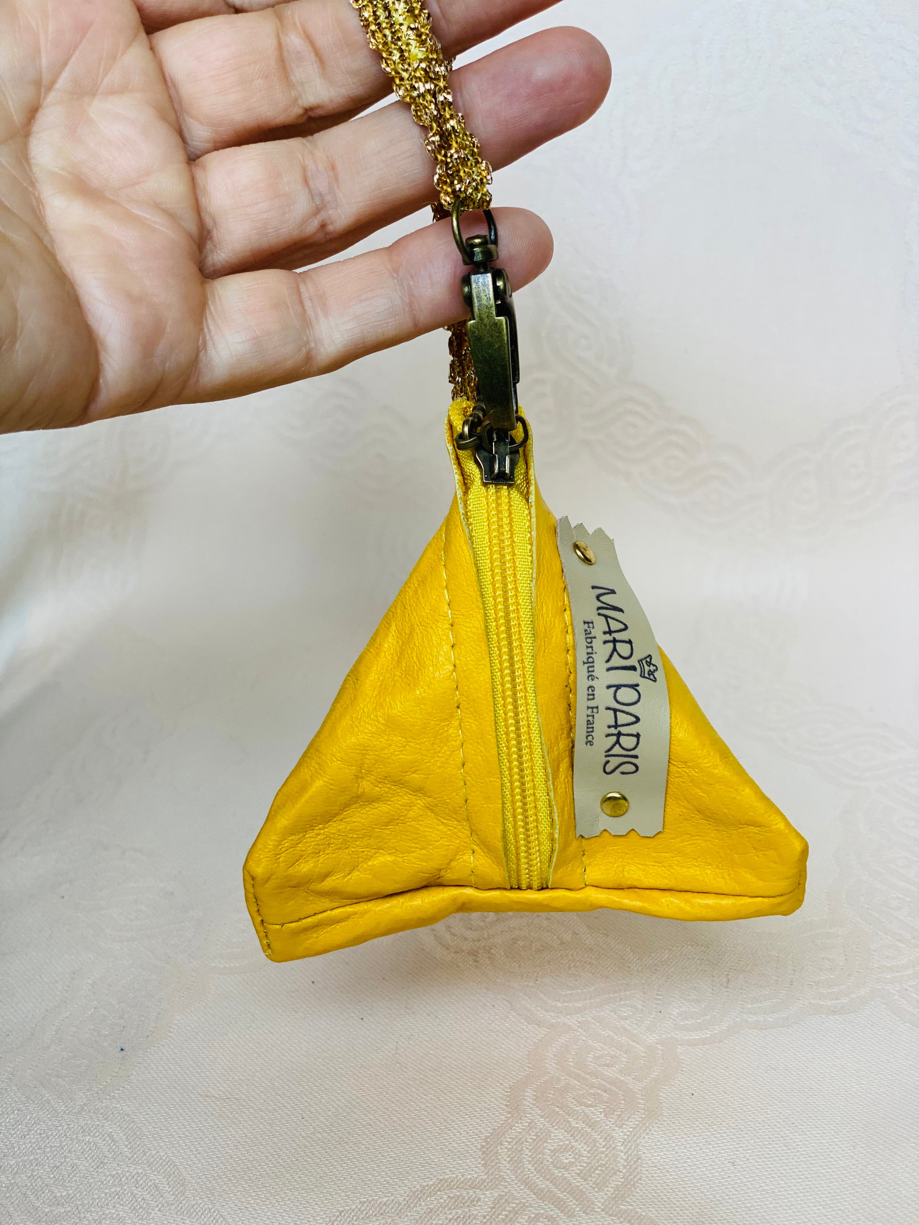 Pochette Berlingot Cuir Jaune Effet Froissé Galon Doré – Collection Les Essentiels MariParis