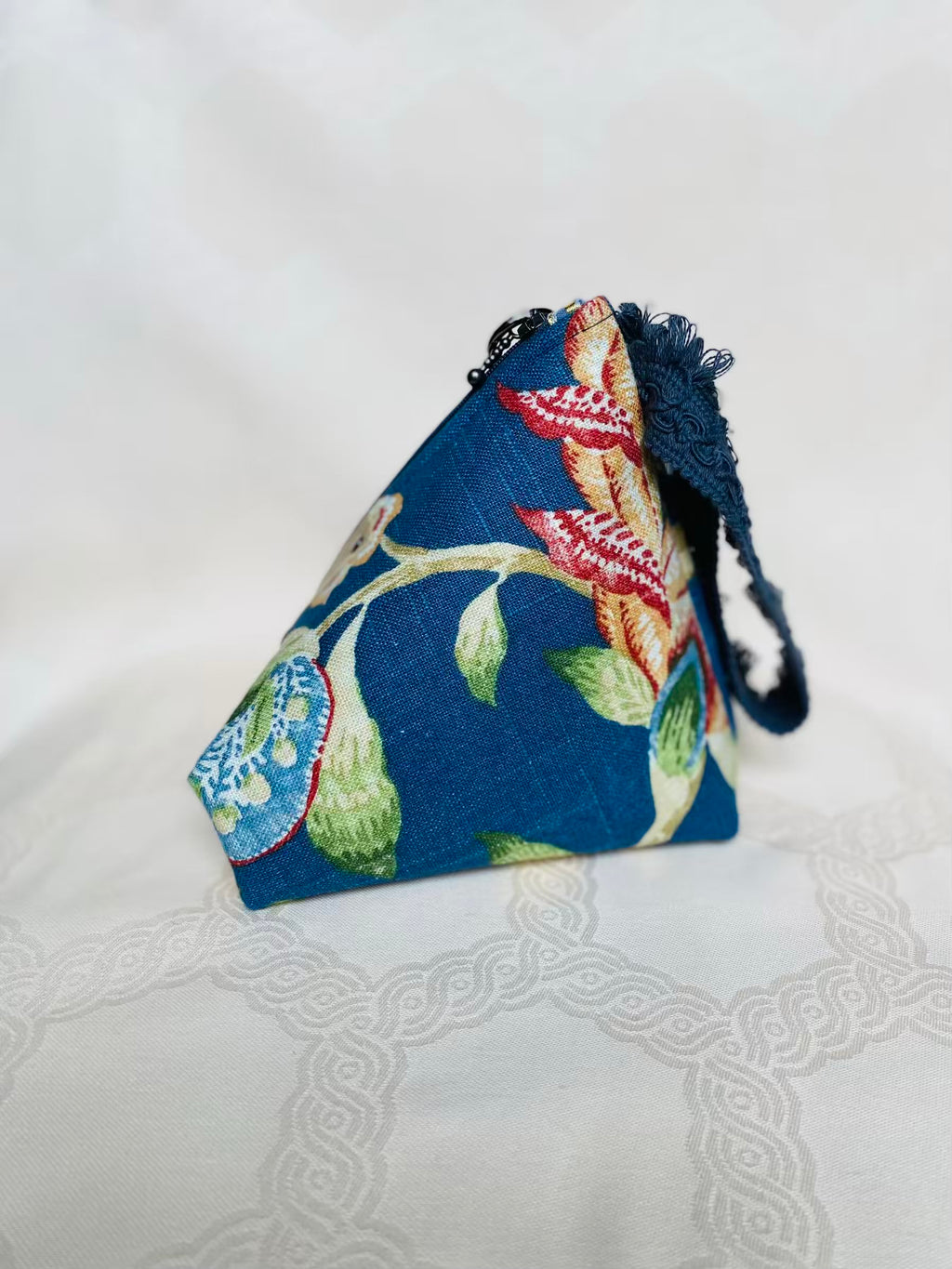 Sac Berlingot Tissu Bleu Floral Franges et Dragonne Velours – Collection Les Essentiels MariParis