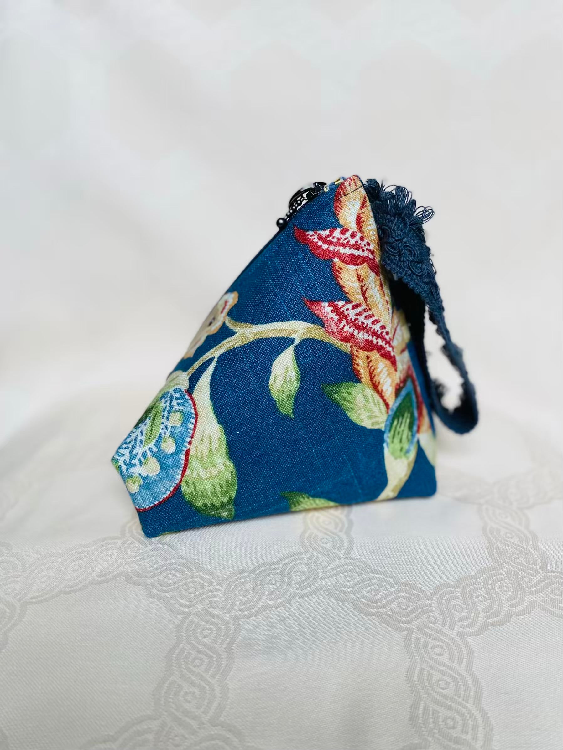 Sac Berlingot Tissu Bleu Floral Franges et Dragonne Velours – Collection Les Essentiels MariParis