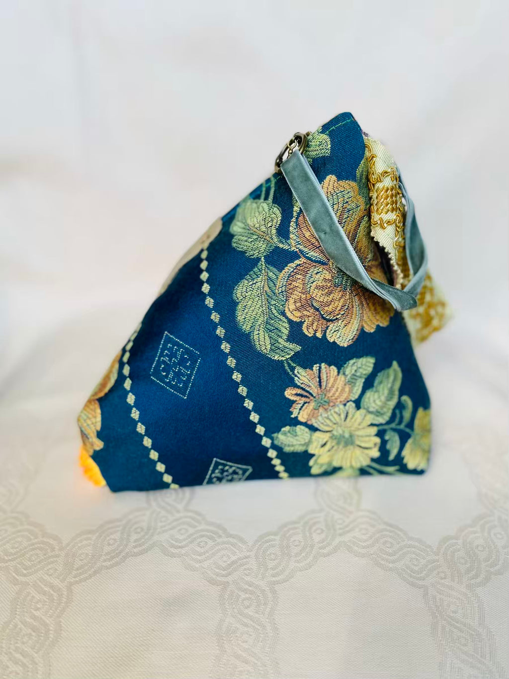Sac Berlingot MariParis – Collection Marie-Antoinette
Pièce unique artisanale.
Fait main en France.