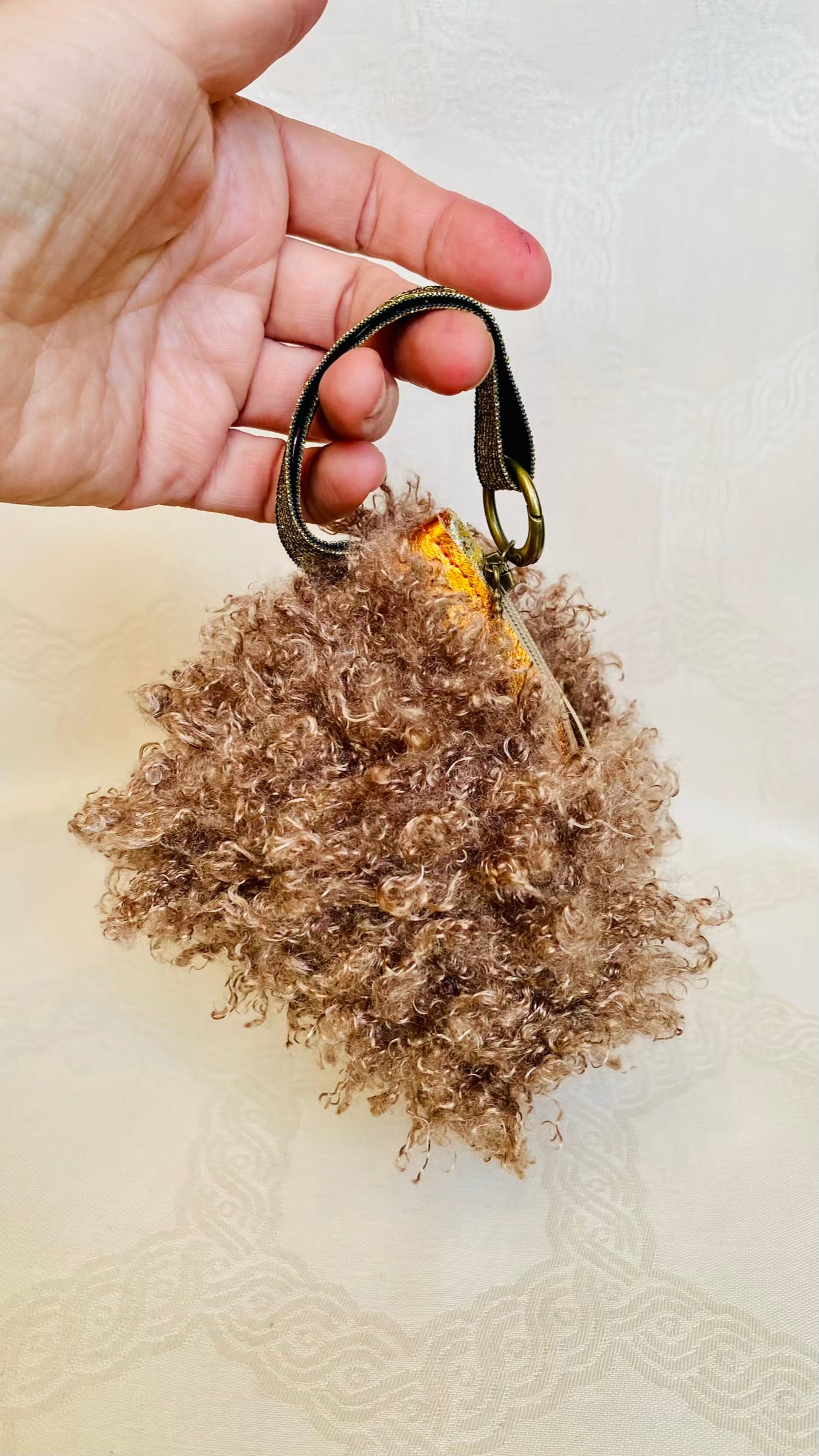 Pochette Berlingot Fausse Fourrure et Cuir Beige Cuivré – Collection Les Essentiels MariParis