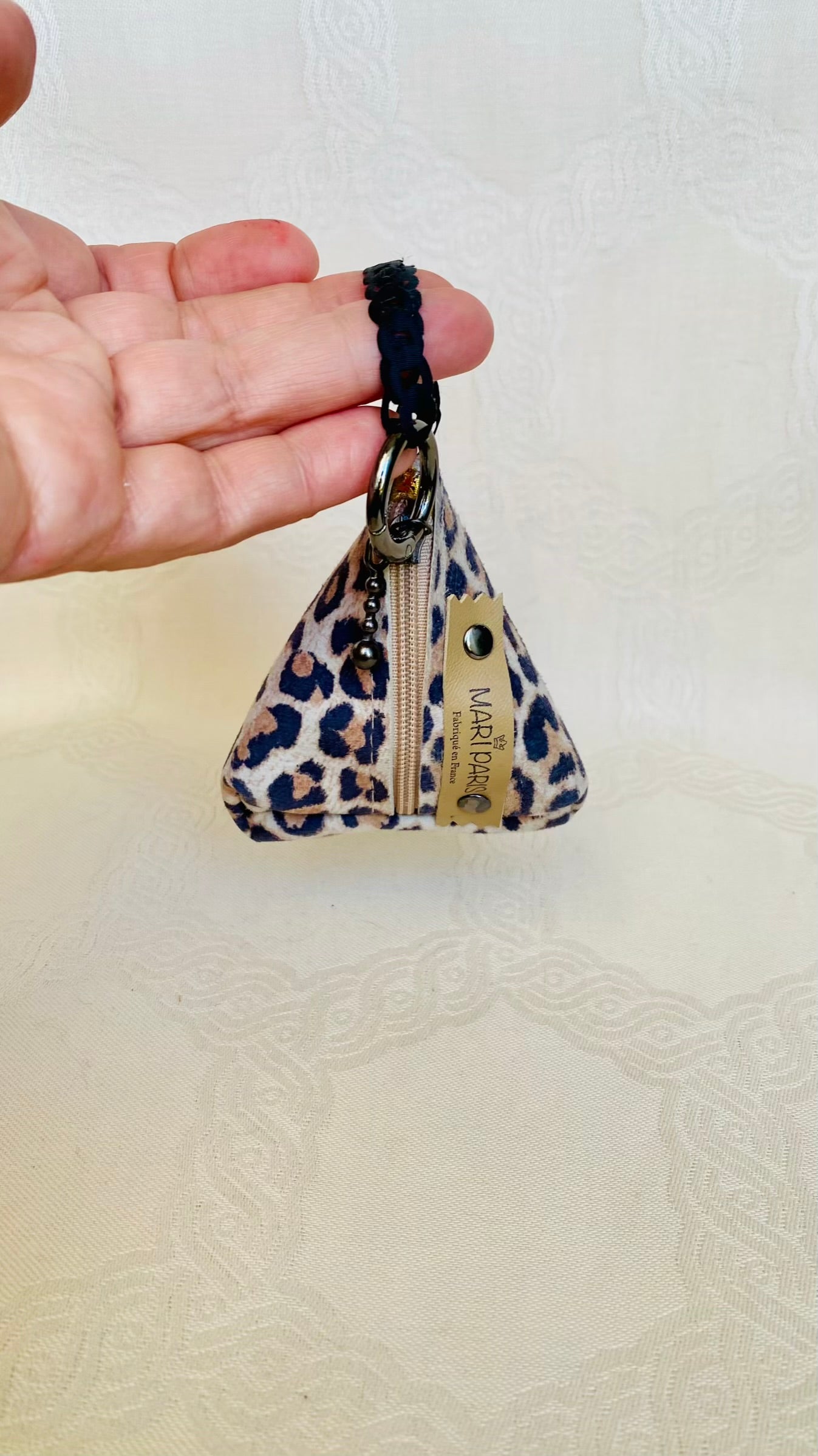 Pochette Berlingot Cuir Imprimé Léopard – Collection Les Essentiels MariParis