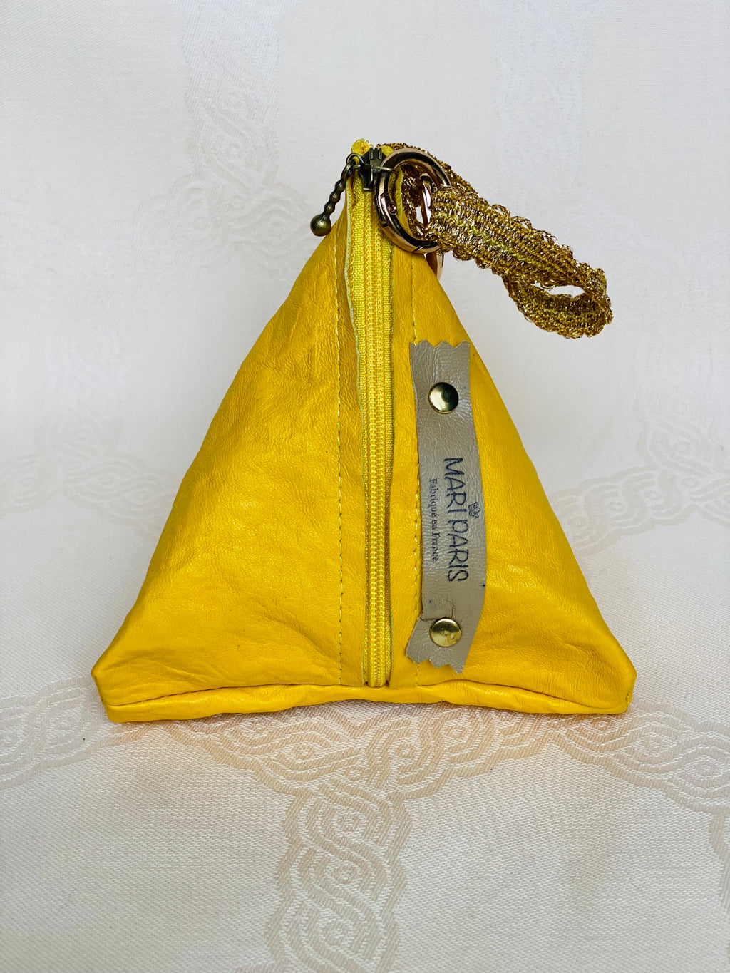 Pochette Berlingot Cuir Jaune Effet Froissé Galon Doré – Collection Les Essentiels MariParis