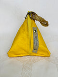 Pochette Berlingot Cuir Jaune Effet Froissé Galon Doré – Collection Les Essentiels MariParis