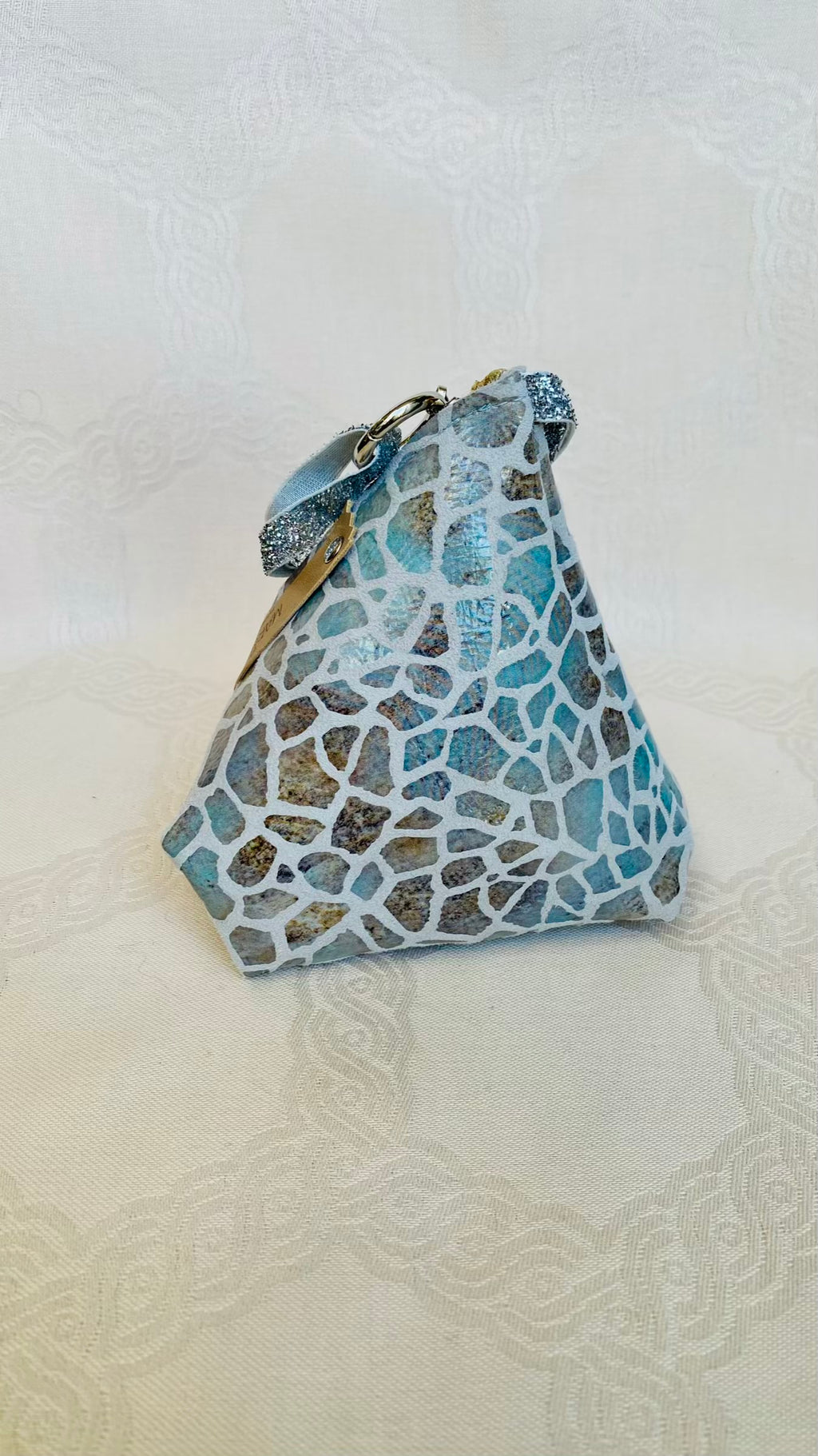 Pochette Berlingot Cuir Mosaïque Bleu et Beige – Collection Les Essentiels MariParis