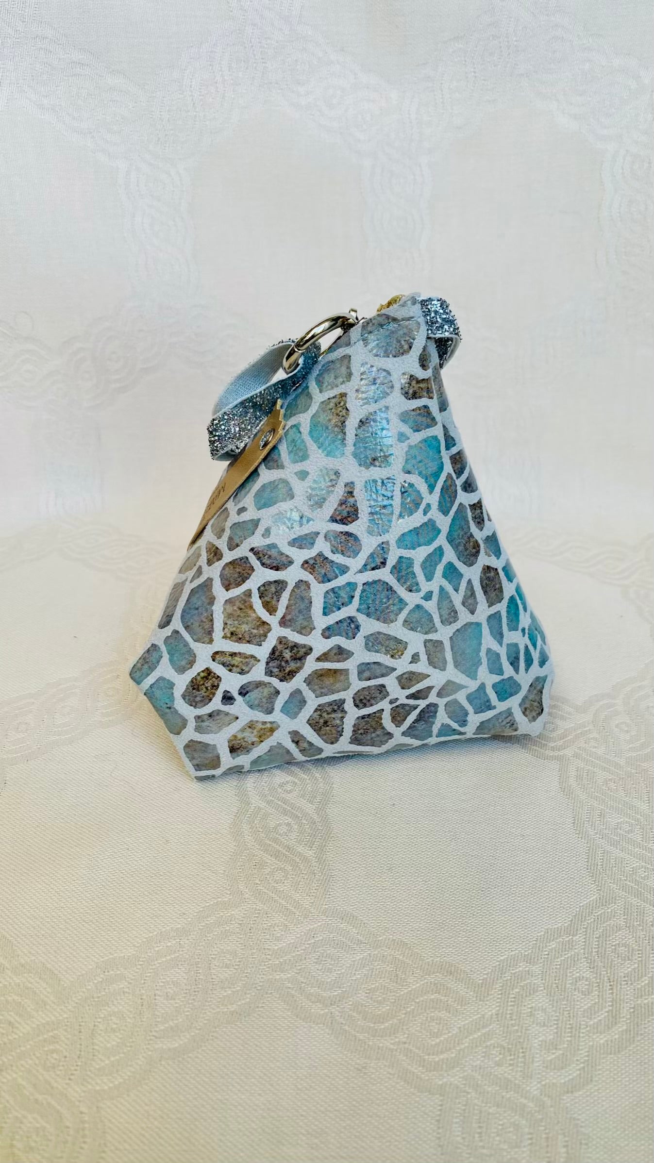 Pochette Berlingot Cuir Mosaïque Bleu et Beige – Collection Les Essentiels MariParis