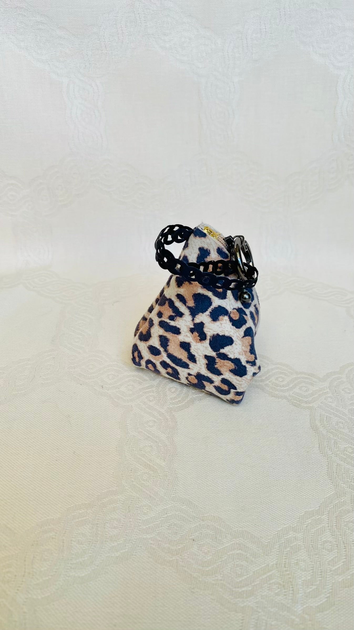 Pochette Berlingot Cuir Imprimé Léopard – Collection Les Essentiels MariParis