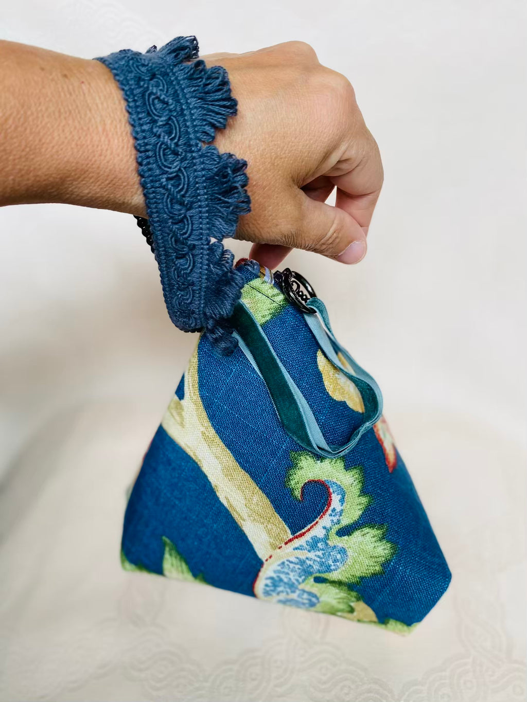 Sac Berlingot Tissu Bleu Floral Franges et Dragonne Velours – Collection Les Essentiels MariParis