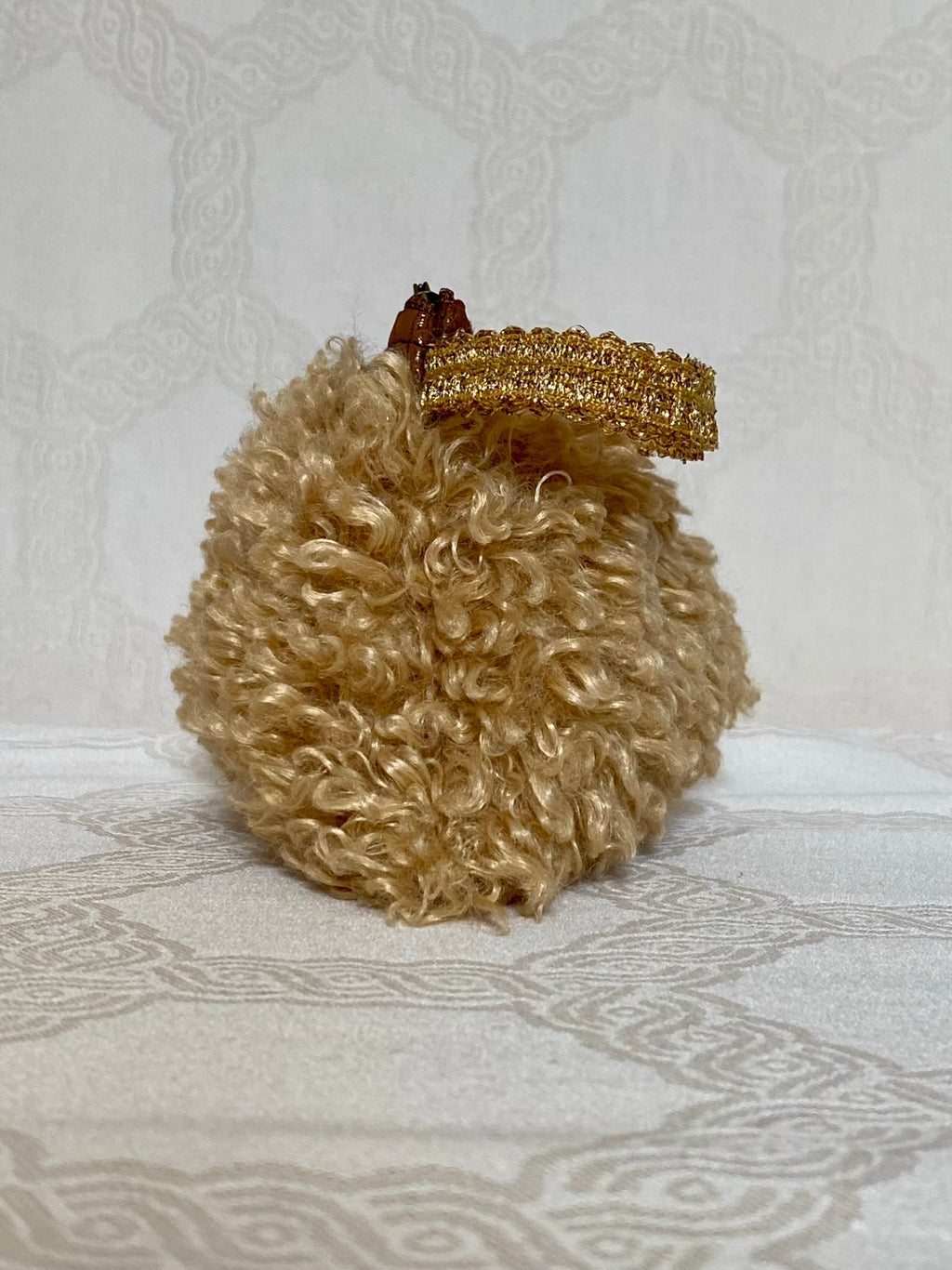 Berlingot Essentiel Bouclé Doré – Pochette Fait Main | MariParis