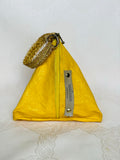 Pochette Berlingot Cuir Jaune Effet Froissé Galon Doré – Collection Les Essentiels MariParis