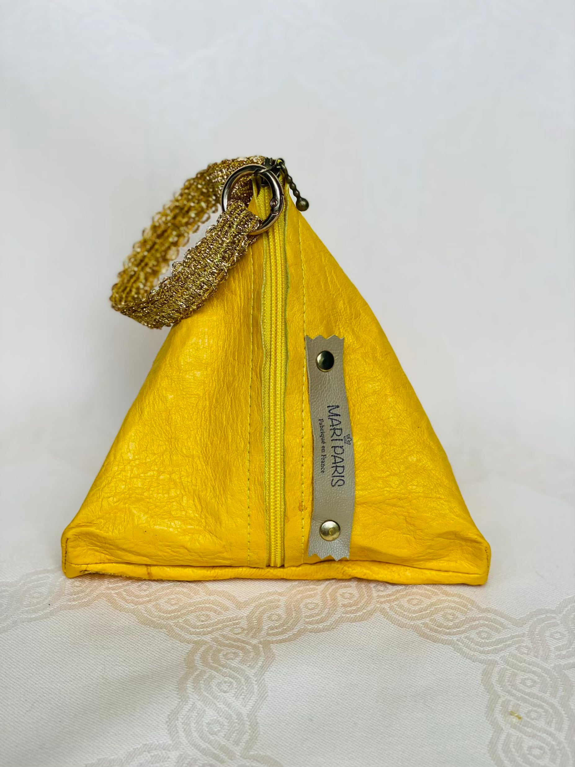 Pochette Berlingot Cuir Jaune Effet Froissé Galon Doré – Collection Les Essentiels MariParis