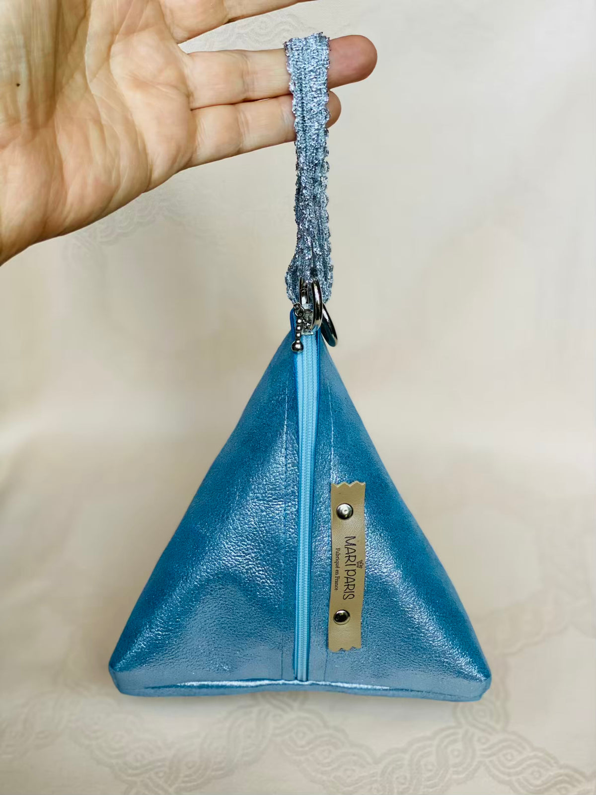 Sac Berlingot Bleu Métallisé – Collection Les Essentiels MariParis