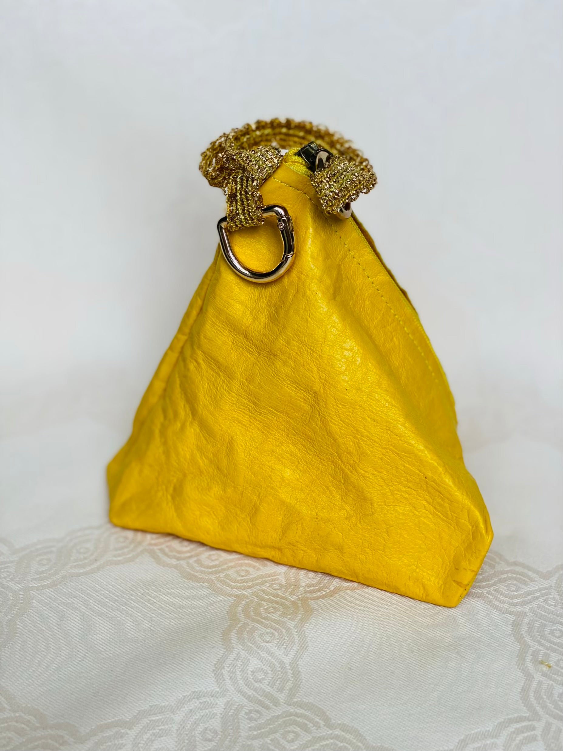 Pochette Berlingot Cuir Jaune Effet Froissé Galon Doré – Collection Les Essentiels MariParis