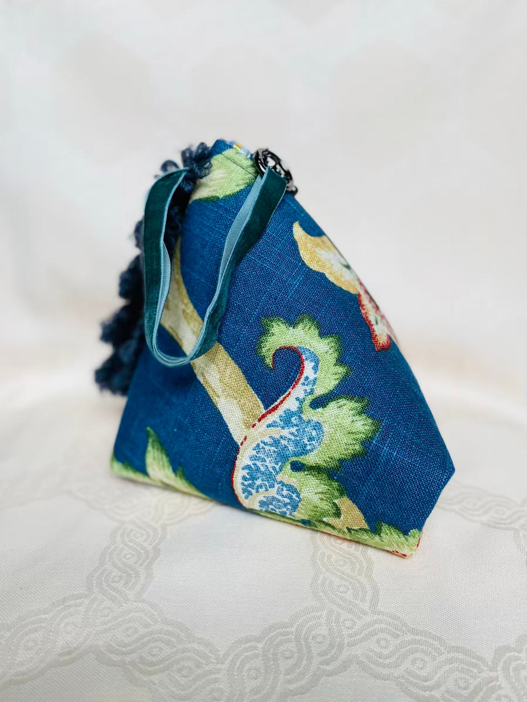 Sac Berlingot Tissu Bleu Floral Franges et Dragonne Velours – Collection Les Essentiels MariParis