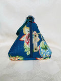 Sac Berlingot Tissu Bleu Floral Franges et Dragonne Velours – Collection Les Essentiels MariParis