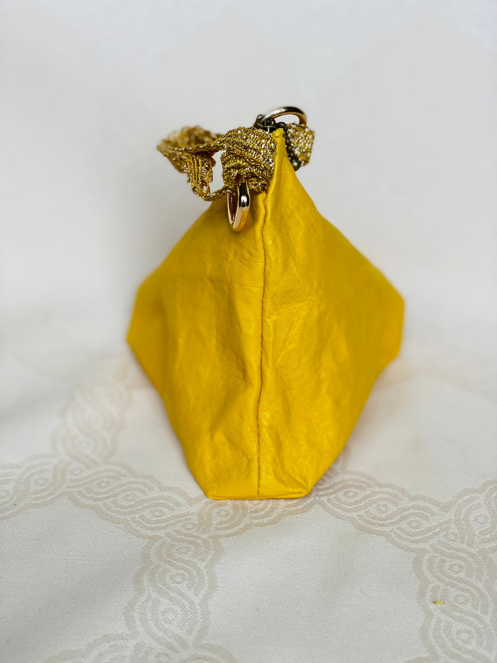 Pochette Berlingot Cuir Jaune Effet Froissé Galon Doré – Collection Les Essentiels MariParis