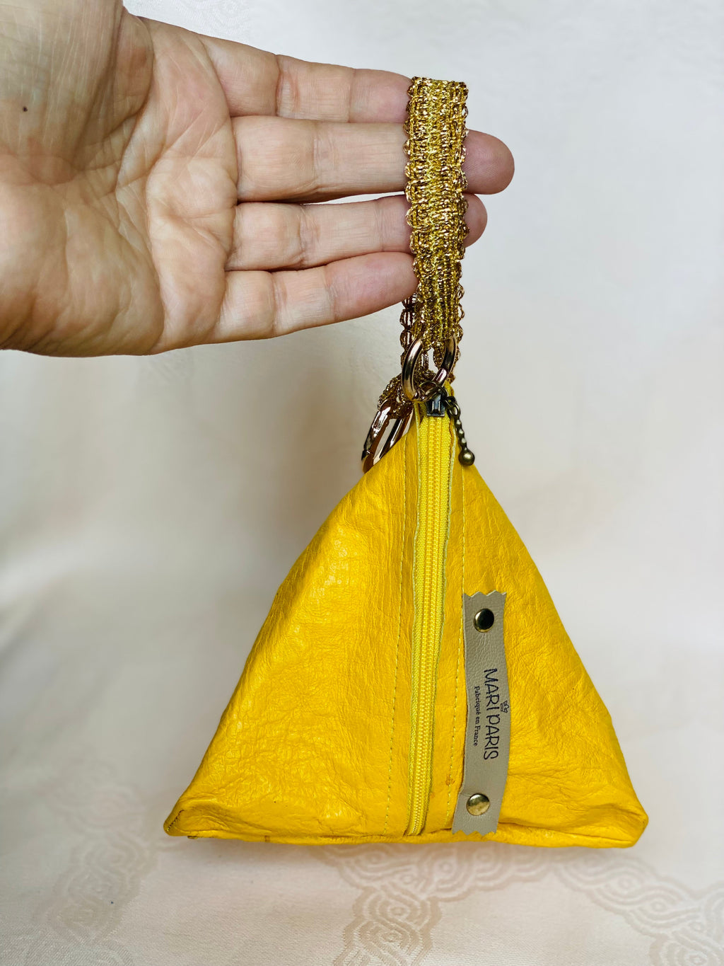 Pochette Berlingot Cuir Jaune Effet Froissé Galon Doré – Collection Les Essentiels MariParis